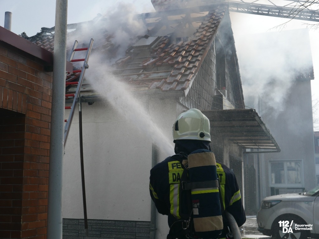 Feuer in Werkstattgebäude